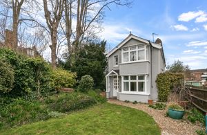 Upper Teddington Road, Hampton Wick- click for photo gallery